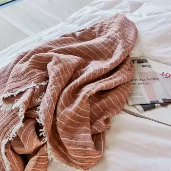 Pruhovaná prikrývka na posteľ Stripe