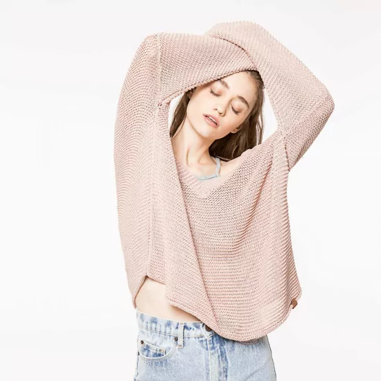 Svetlo ružový sveter s výstrihom – L