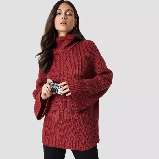 Tmavočervený sveter Dilara × NA-KD s objemnými rukávmi a rolákom