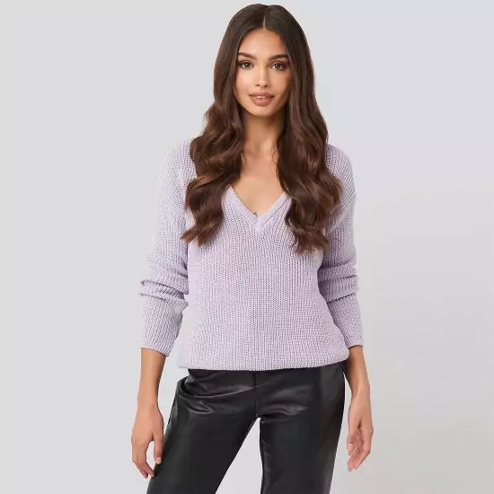 Fialový sveter s véčkovým výstrihom
