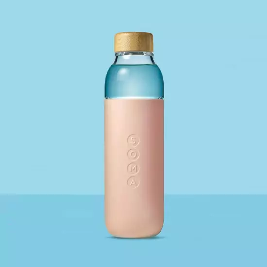 Ružová sklenená fľaša na vodu
