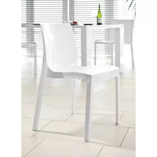 Dizajnová plastová stolička