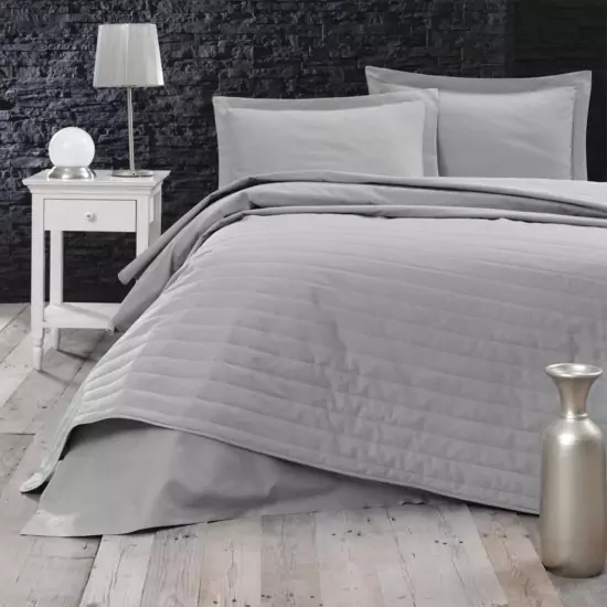 Šedý prehoz na posteľ Monart – 240 × 220 cm