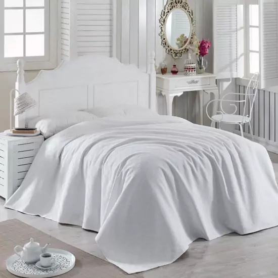 Biely prehoz na posteľ – 200 × 240 cm