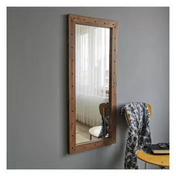 Zrkadlo s dreveným rámom